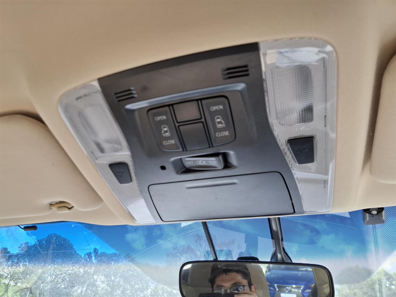 2016 Toyota Vellfire Hybrid.Radar cruise.Rear camera.Park sens.8 Airbags. Carousel 12