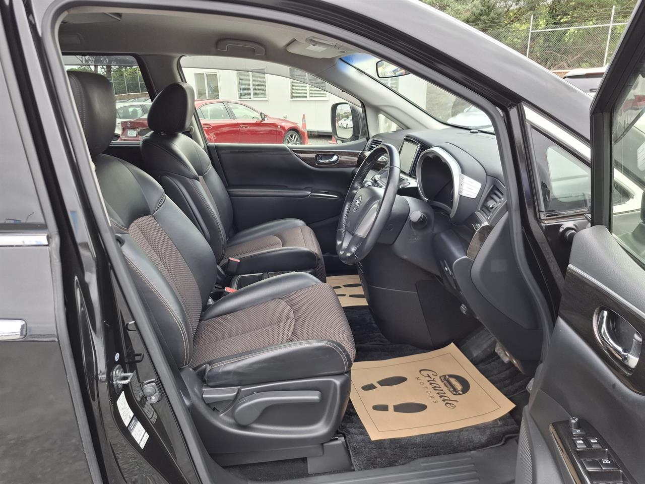 2013 Nissan Elgrand 250 Highway star.Rear camera.Button start. Carousel 3