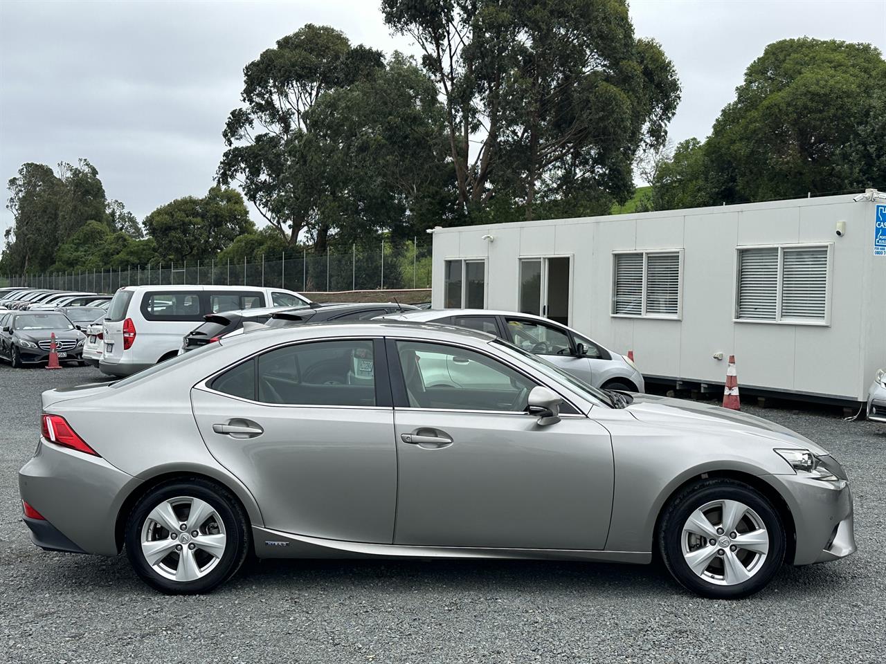 2014 Lexus IS 300h Hybrid.Cruise control.Alarm.10 Airbags.Rear camera. Carousel 16