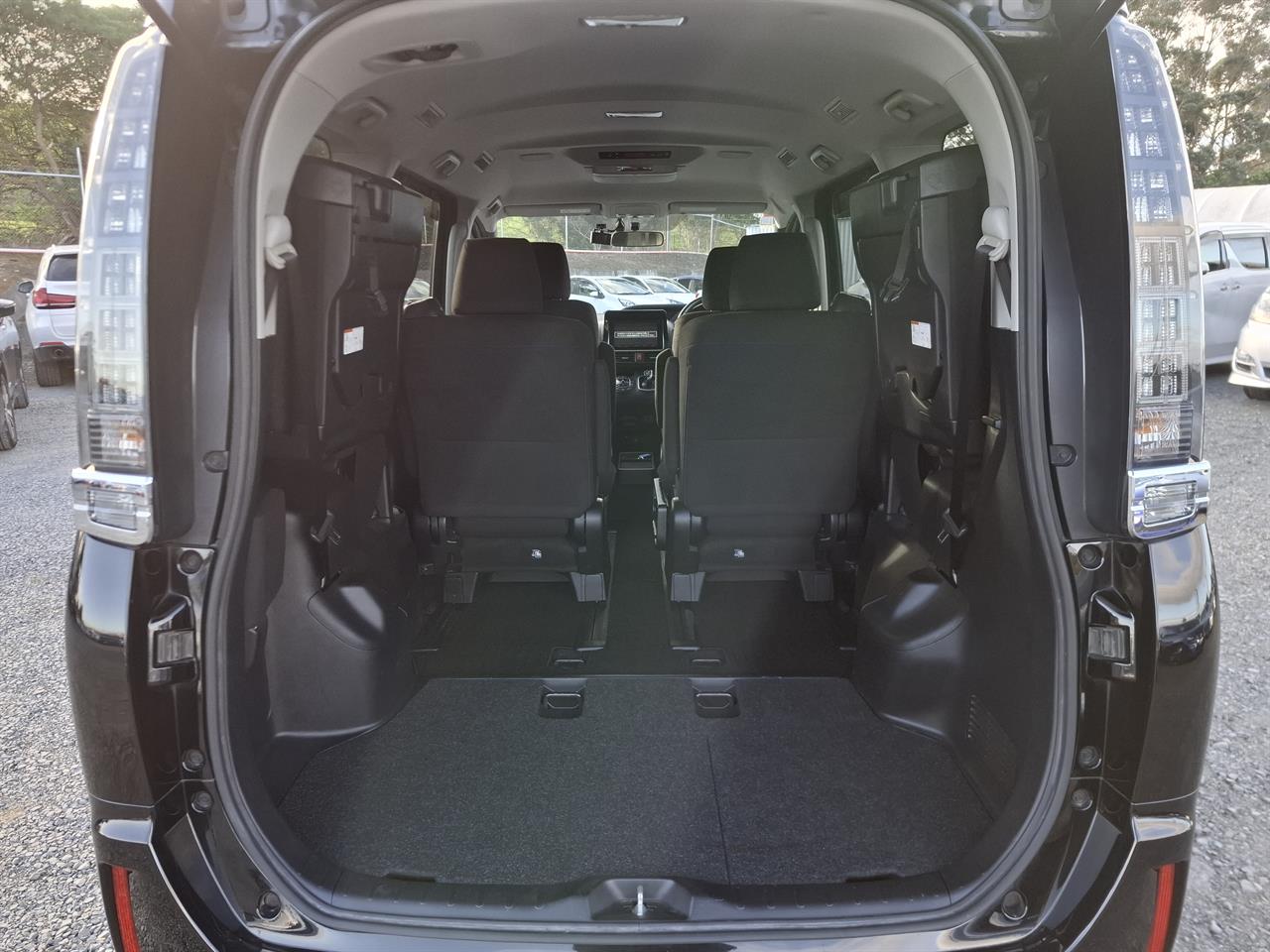 2014 Toyota Voxy Hybrid.Cruise control.Rear camera.7 seater.SRS Airbags. Collage 1