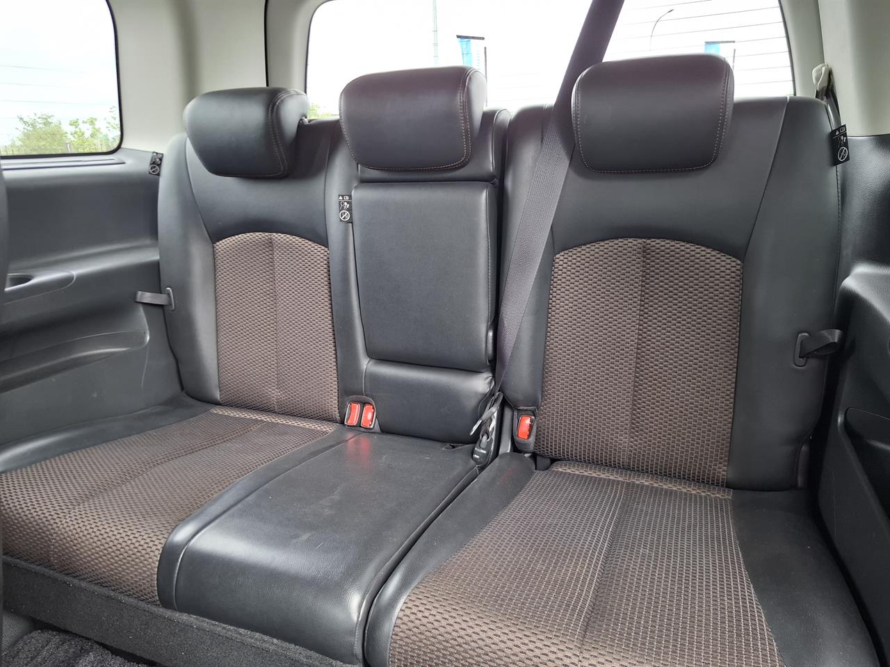 2013 Nissan Elgrand 250 Highway star.Rear camera.Button start. Carousel 6