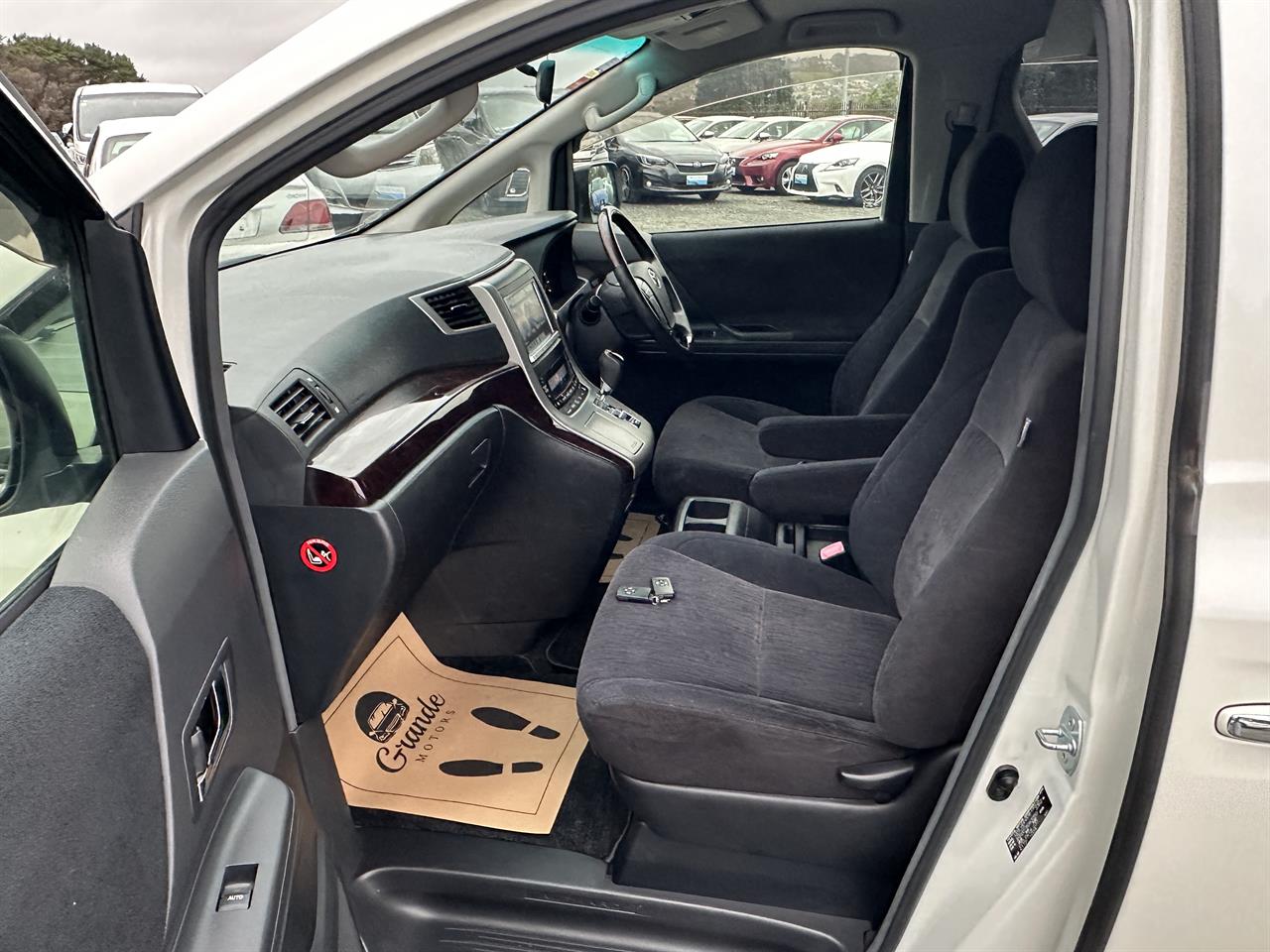 2013 Toyota Alphard 8 seater.Rear camera.Park sensors.Cruise control.8 SRS Airbags. Carousel 5