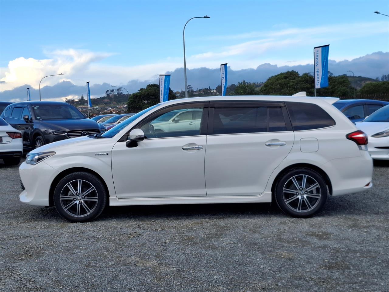 2017 Toyota Corolla Fielder.WXB.Hybrid.Safety radar.Lane assist.Rear camera.8 Airbags.Button start. Carousel 13