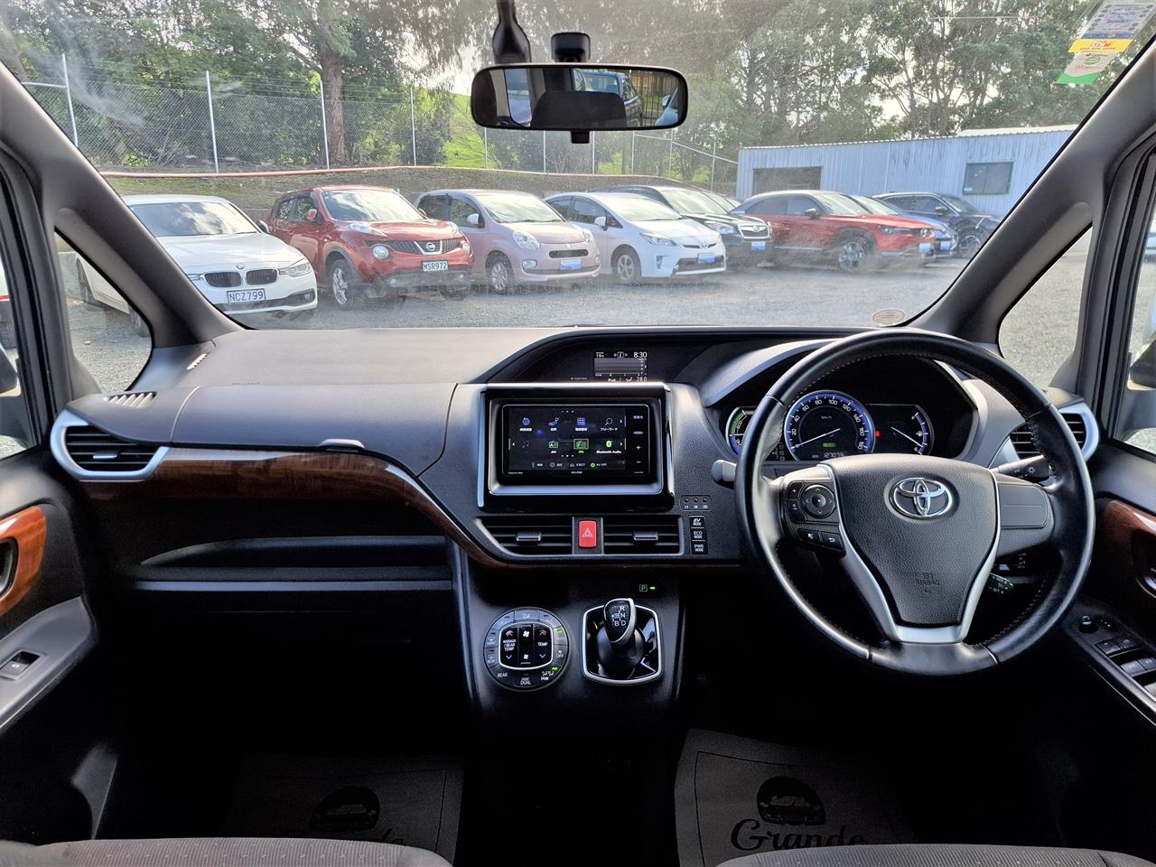2015 Toyota Voxy HYBRID. 7 Seater.Cruise Control.Rear camera. Carousel 6