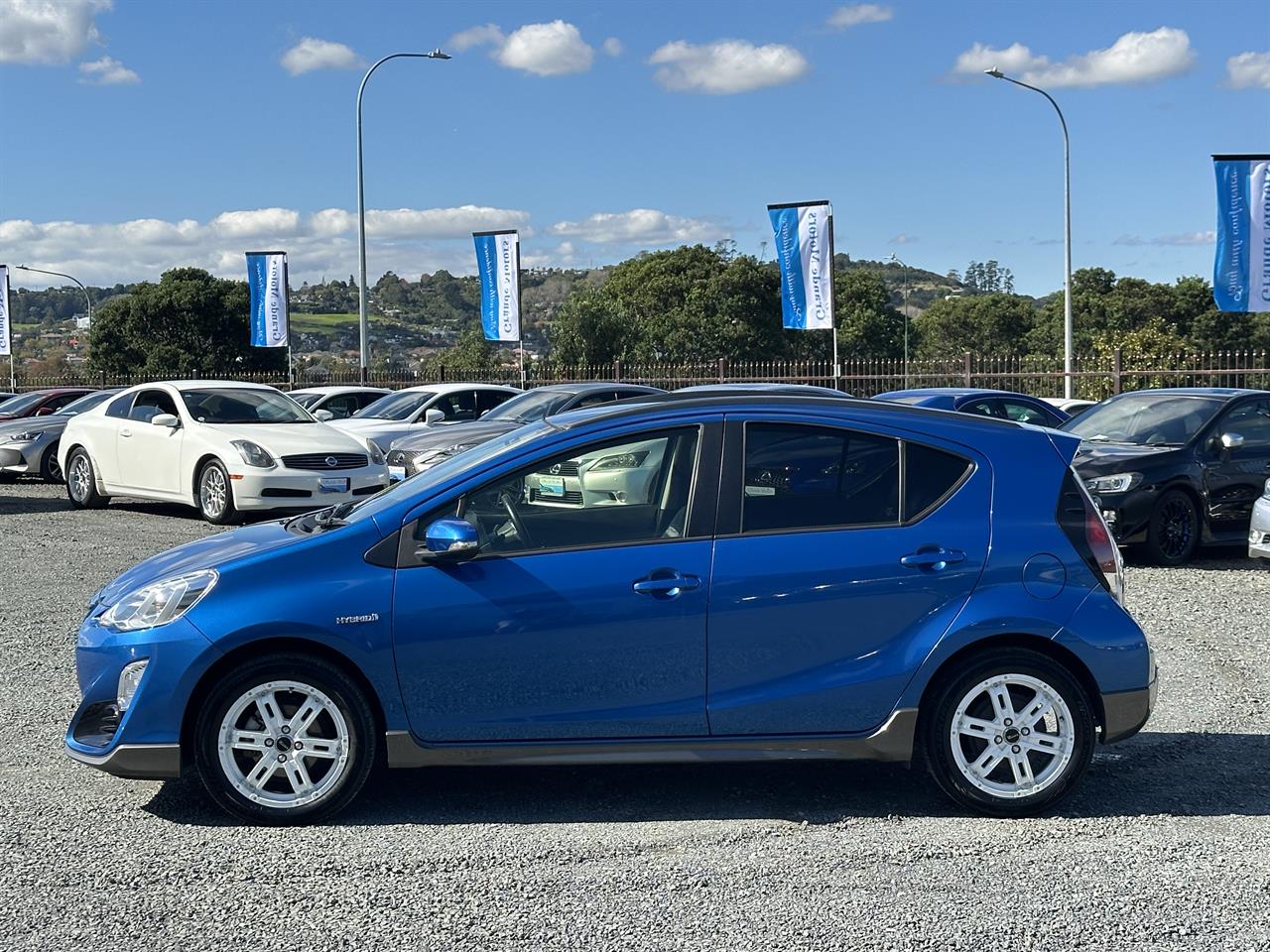 2015 Toyota Aqua Urban.Rear camera.Button start.Alloys.New tires. Carousel 13