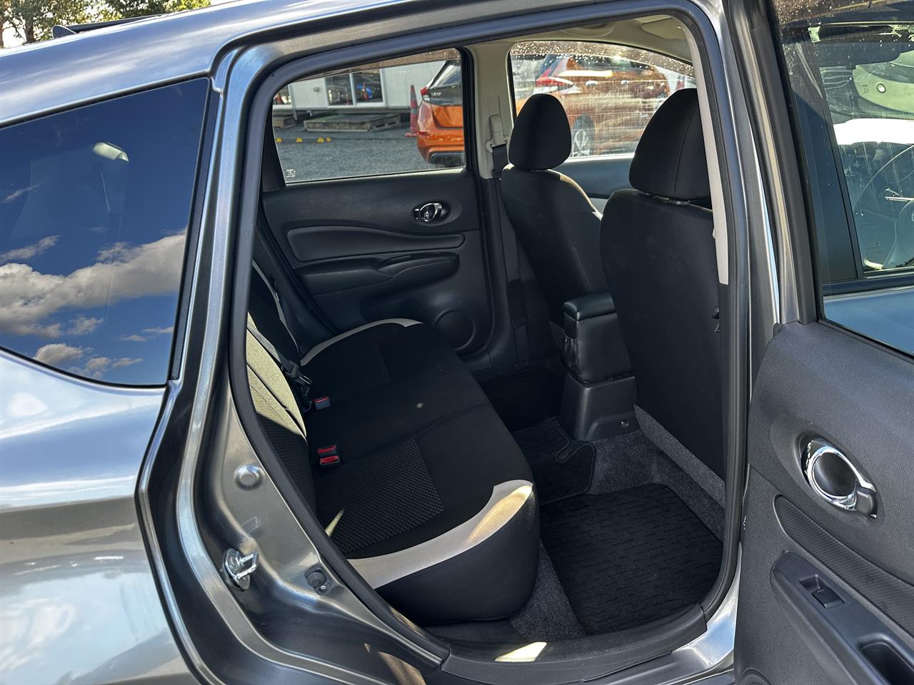 2017 Nissan Note E-power.Rear camera.Lane assist.Safety radar.Park sensors.Button start. Carousel 1