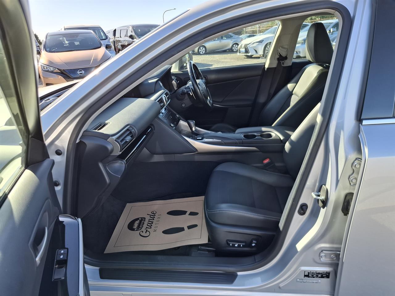 2017 Lexus IS 300h Radar cruise.Blind spot.Lane assist.Alarm.10 Airbags. Carousel 2