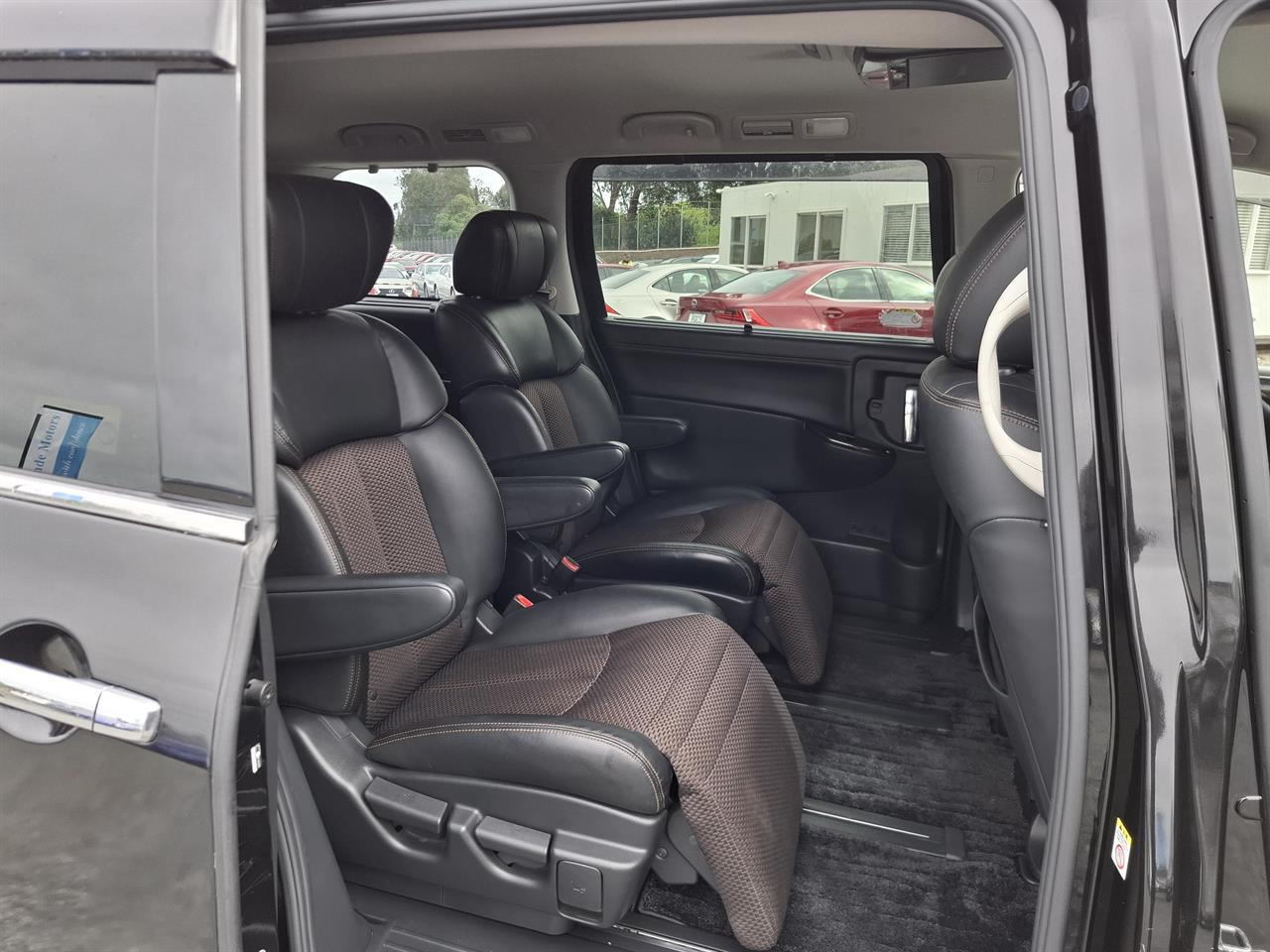 2013 Nissan Elgrand 250 Highway star.Rear camera.Button start. Carousel 4
