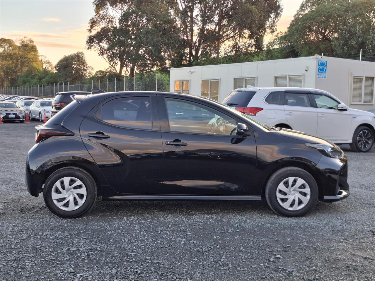 2022 Toyota Yaris Hybrid.Radar cruise.Lane assist.Park sensors.Alarm.Button start. Carousel 16