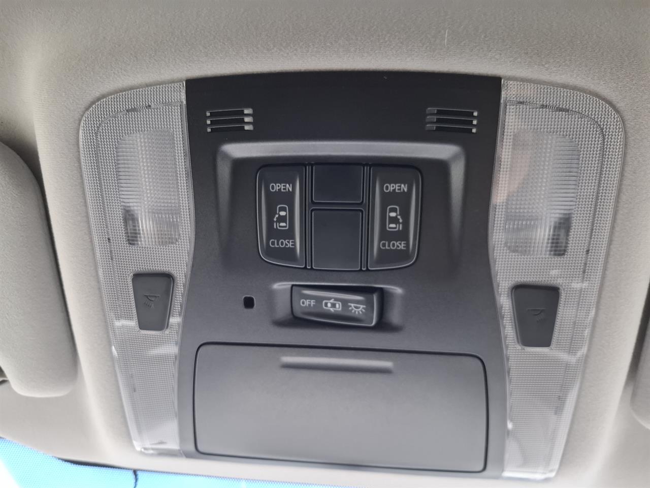 2016 Toyota Vellfire Rear camera.Electric doors.Rea cam.8 Airbags. Carousel 8