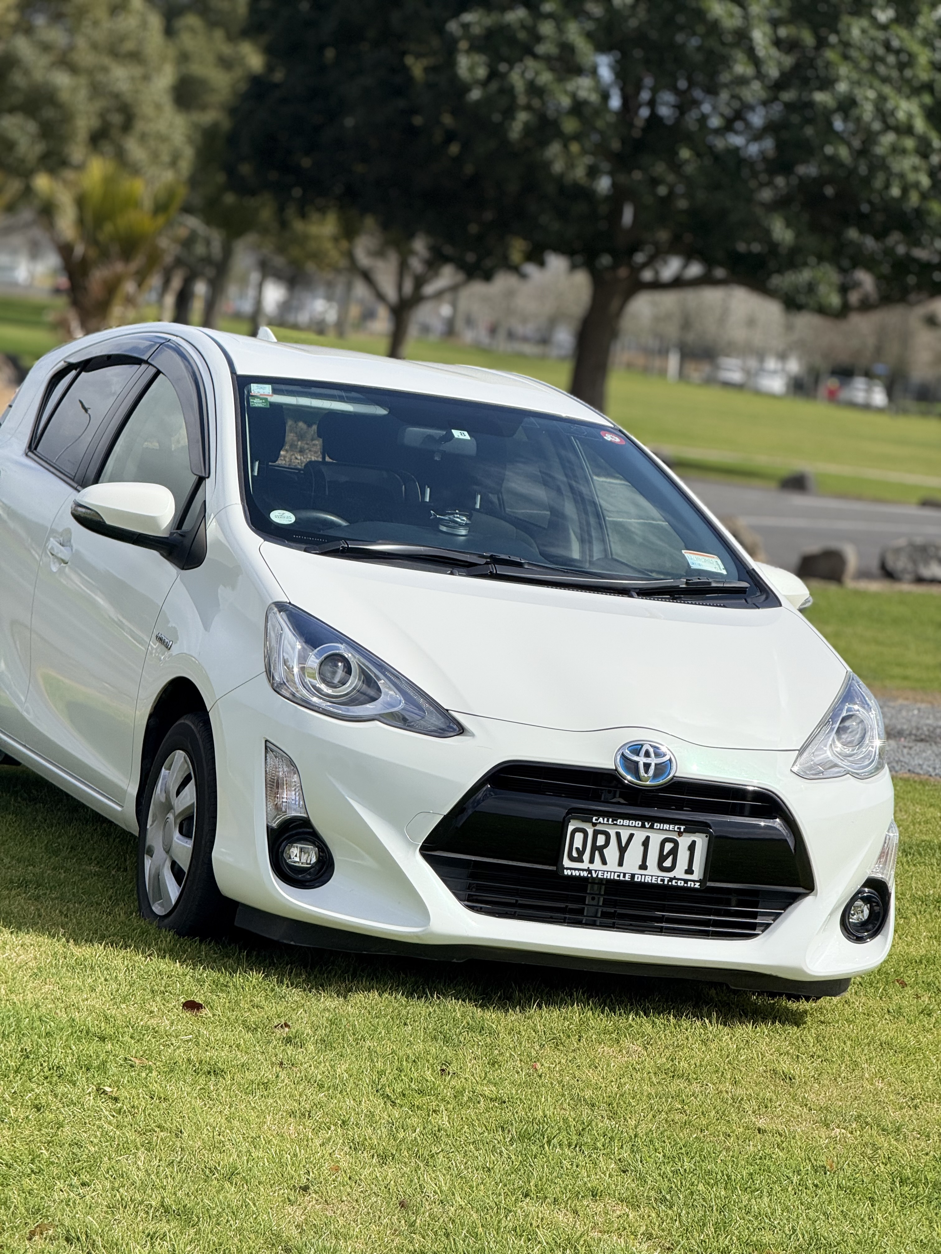 Toyota aqua hybrid 2015 push button start Carousel 1