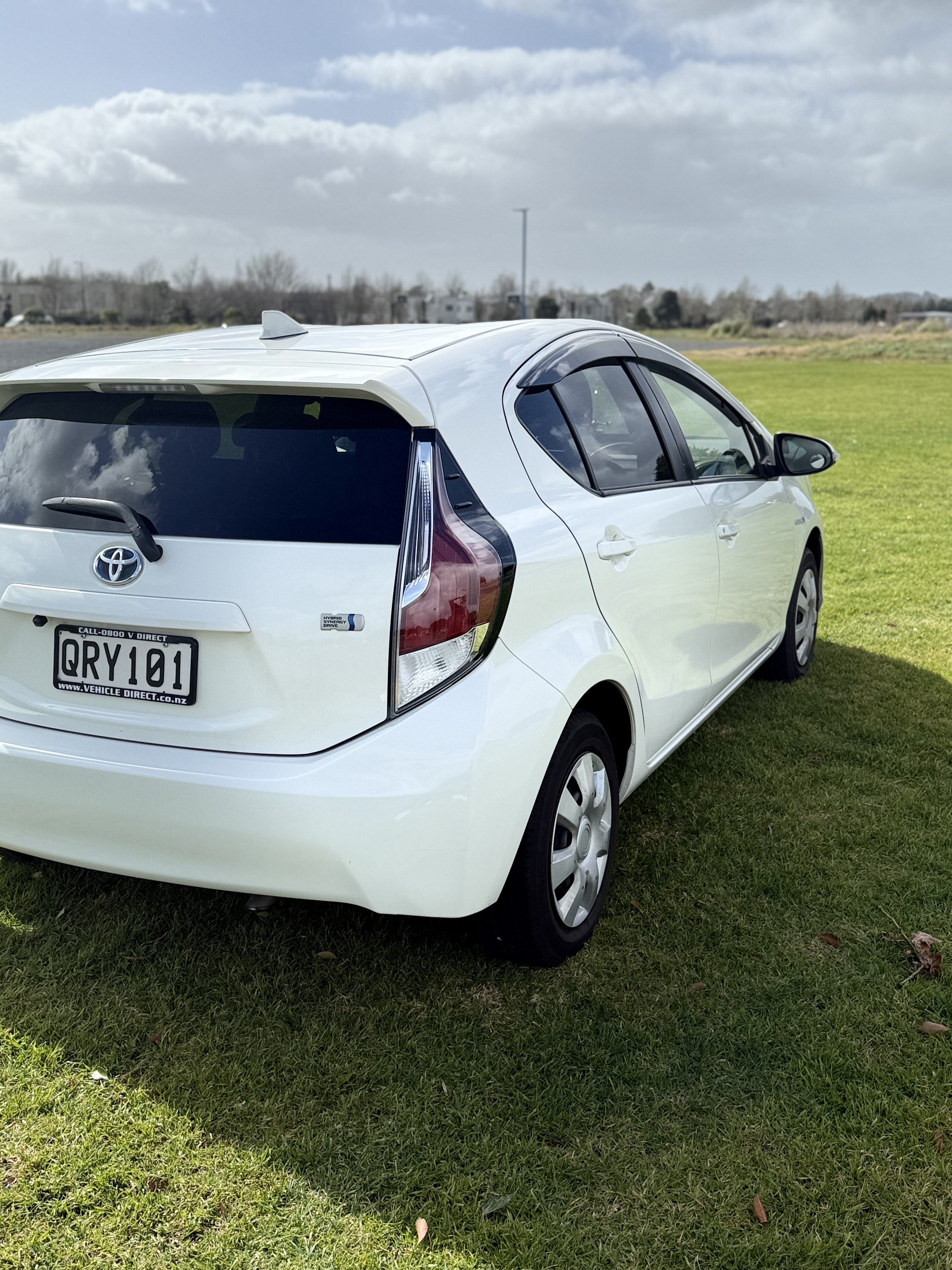 Toyota aqua hybrid 2015 push button start Carousel 3
