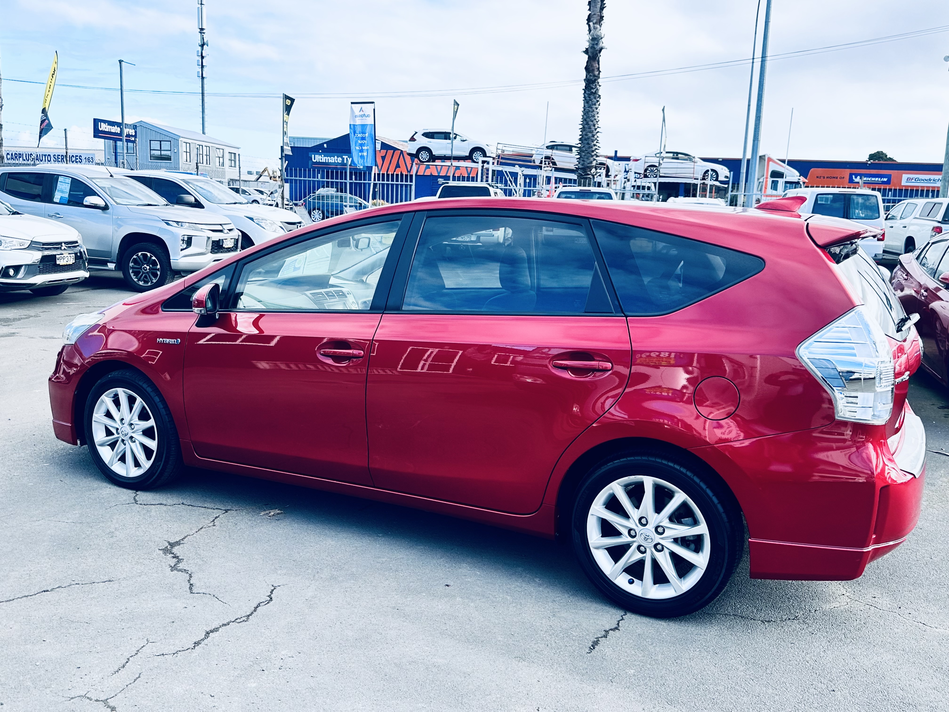 toyota prius alpha Carousel 2