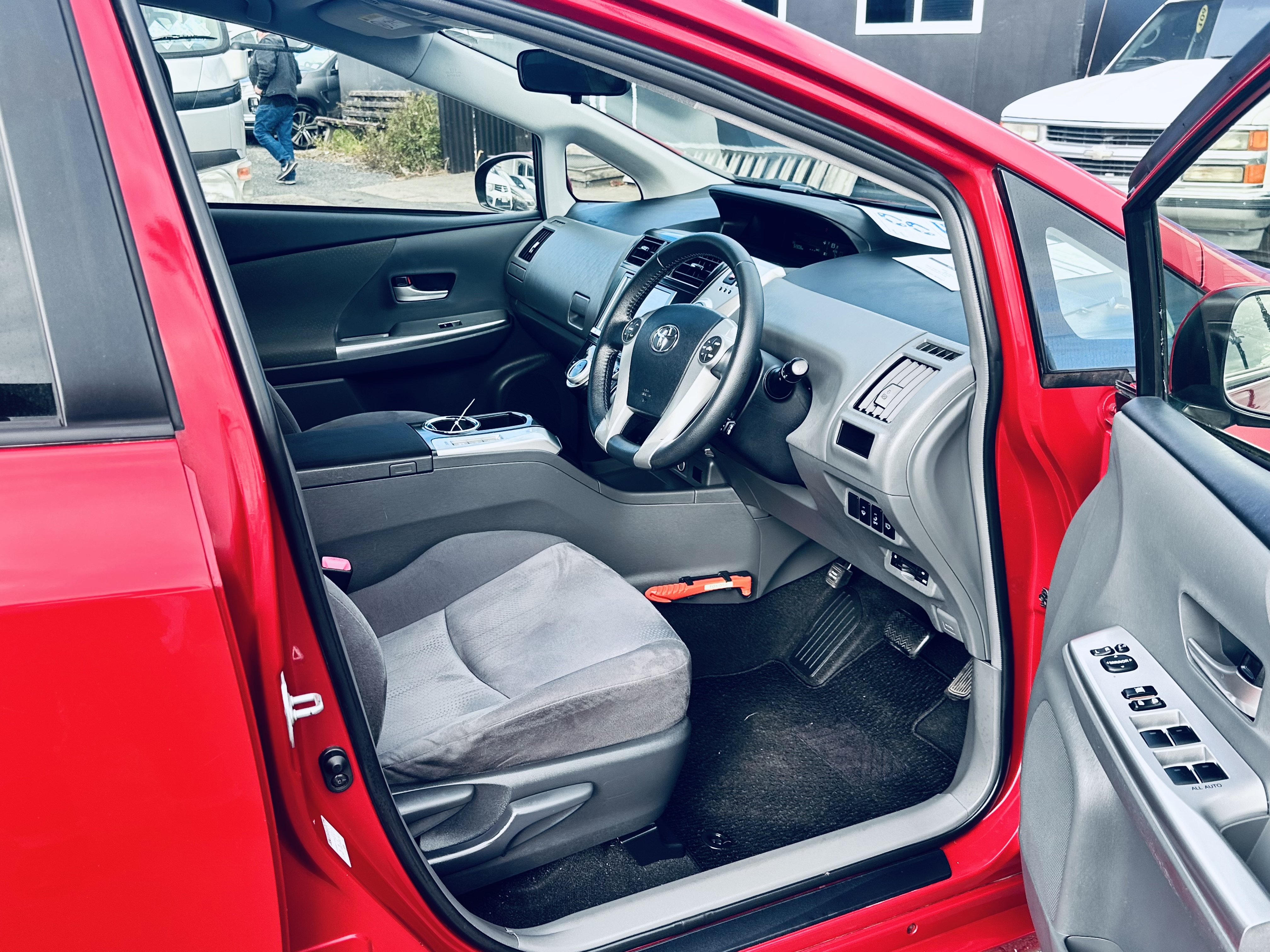 toyota prius alpha Carousel 9