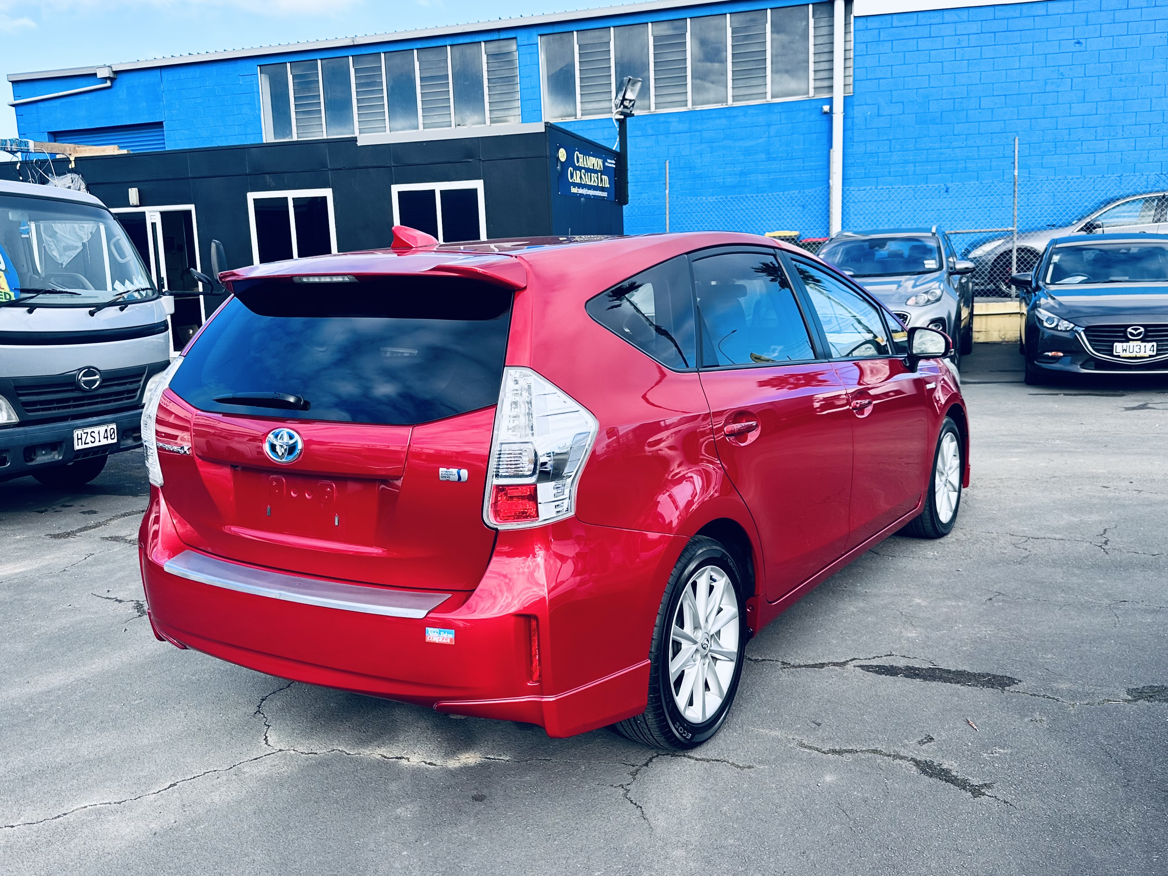 toyota prius alpha Carousel 6