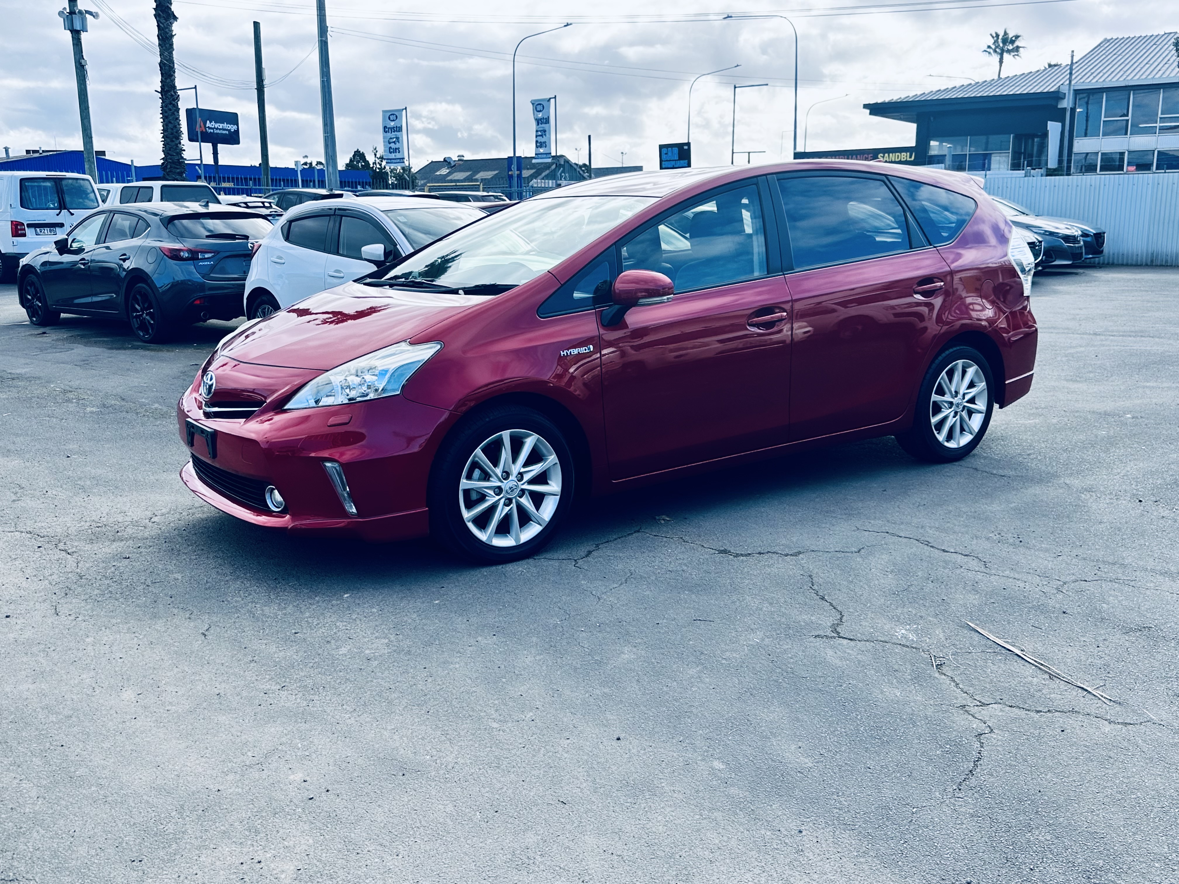toyota prius alpha Carousel 1