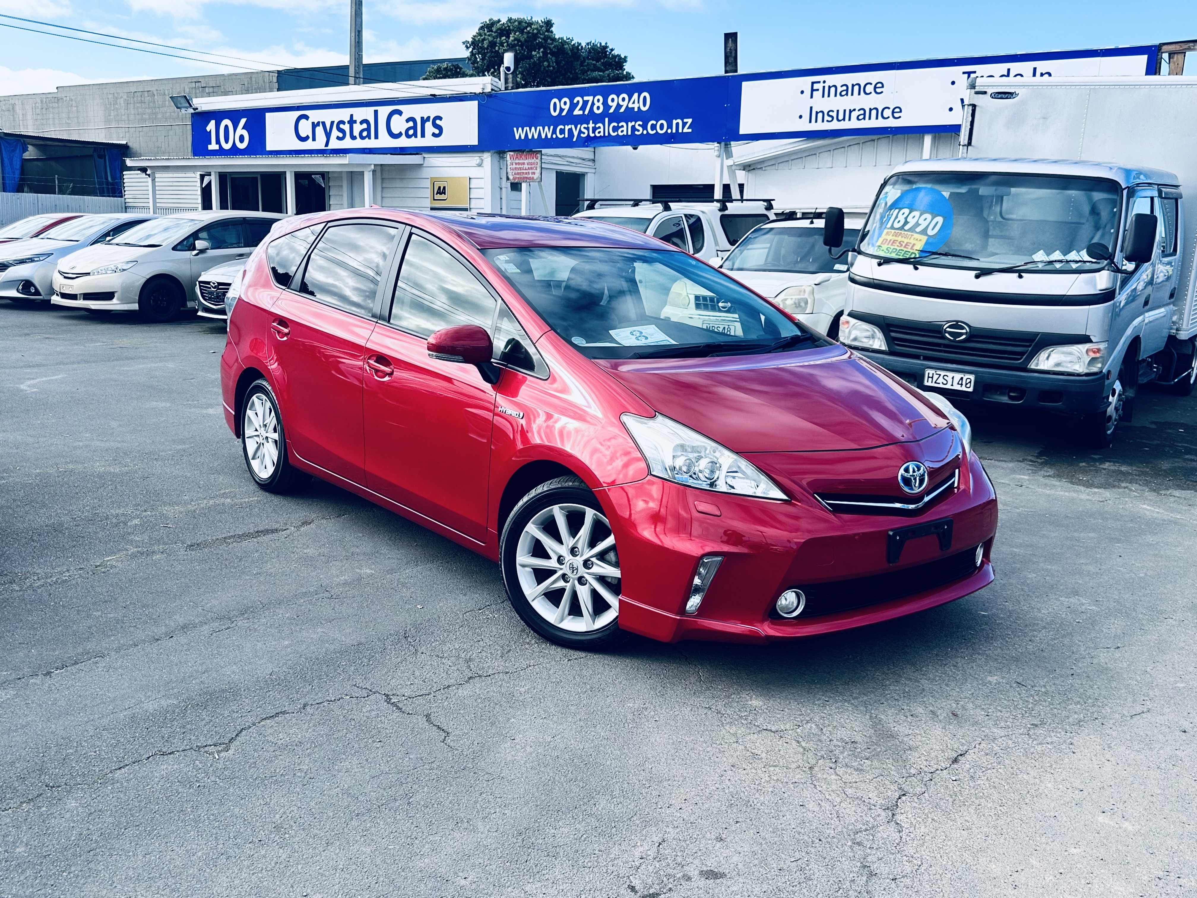 toyota prius alpha Carousel 3