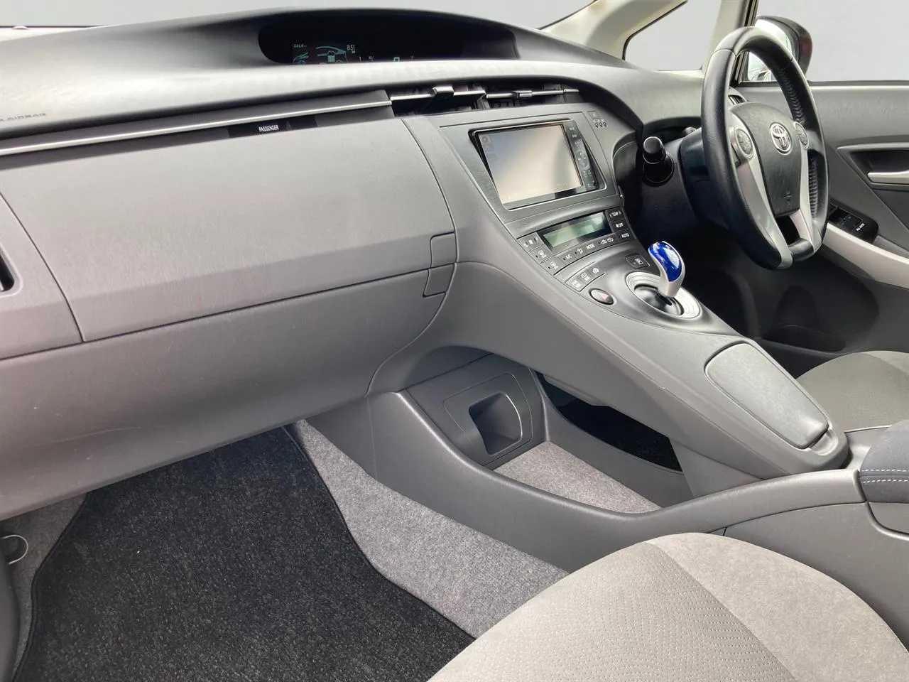 2011 Toyota Prius 1.8 Type S Facelift Carousel 3