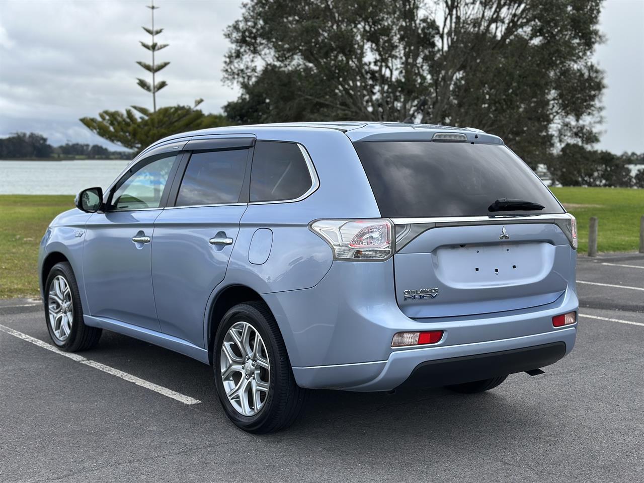 2013 Mitsubishi Outlander 2.0G 4WD PHEV Carousel 15