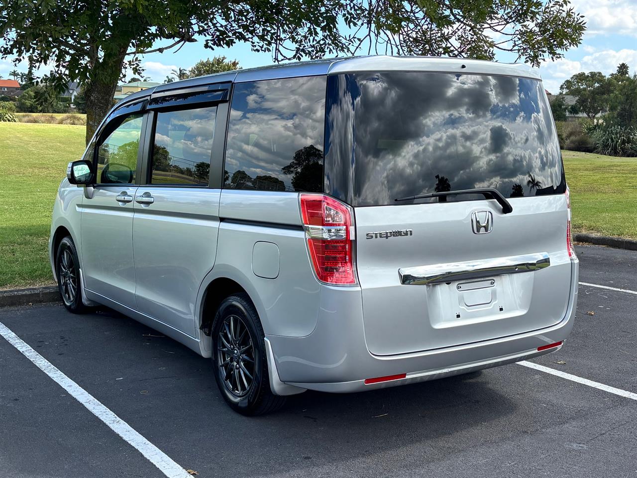 2014 Honda Stepwagon 2.0 G Comfort Selection Carousel 15