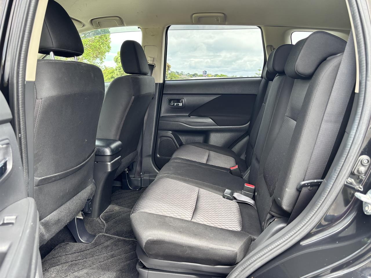 2014 Mitsubishi Outlander 2.4G 4WD 7 Seater Carousel 3