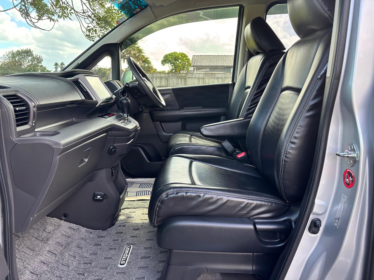 2014 Honda Stepwagon 2.0 G Comfort Selection Carousel 3