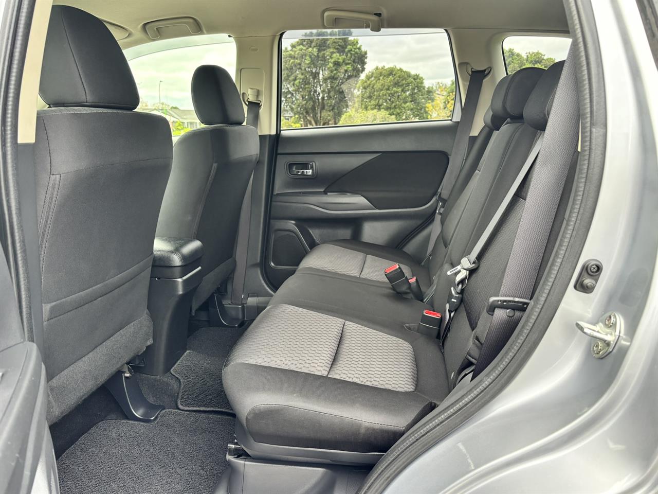 2013 Mitsubishi Outlander 2.4G 4WD 7 Seater Carousel 3