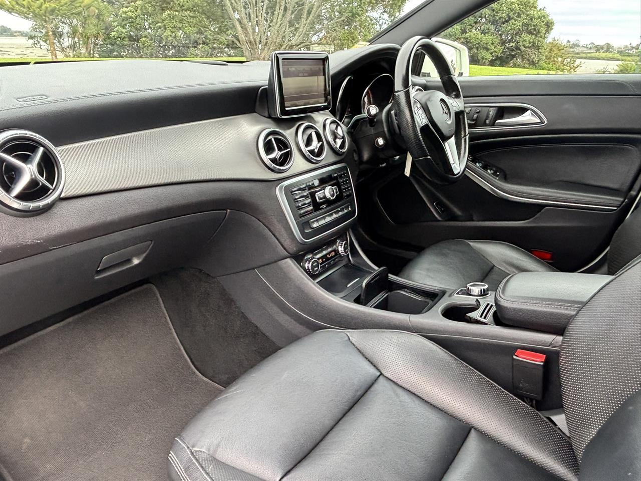 2013 Mercedes-Benz CLA180 Luxury edition Carousel 3