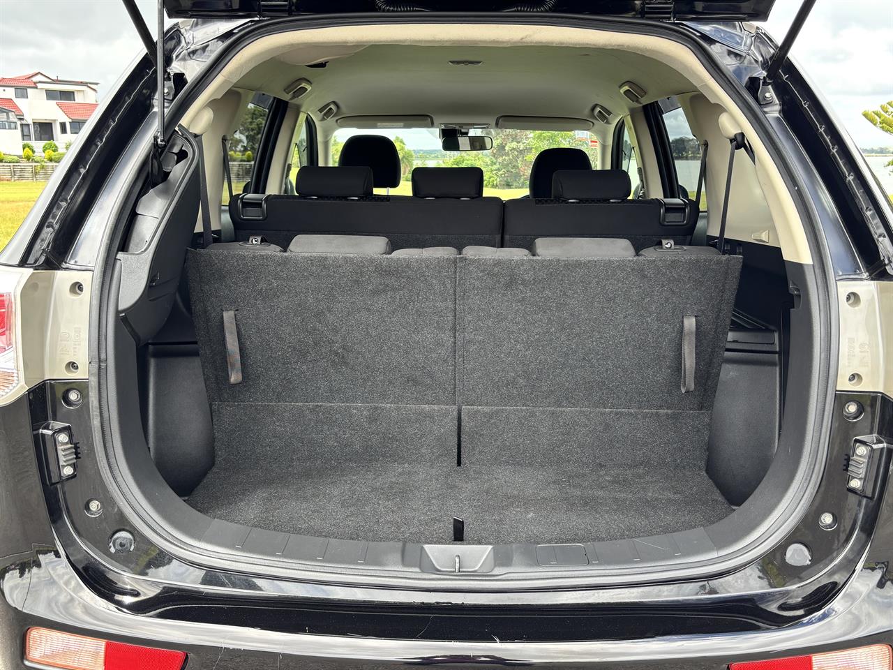 2014 Mitsubishi Outlander 2.4G 4WD 7 Seater Carousel 5