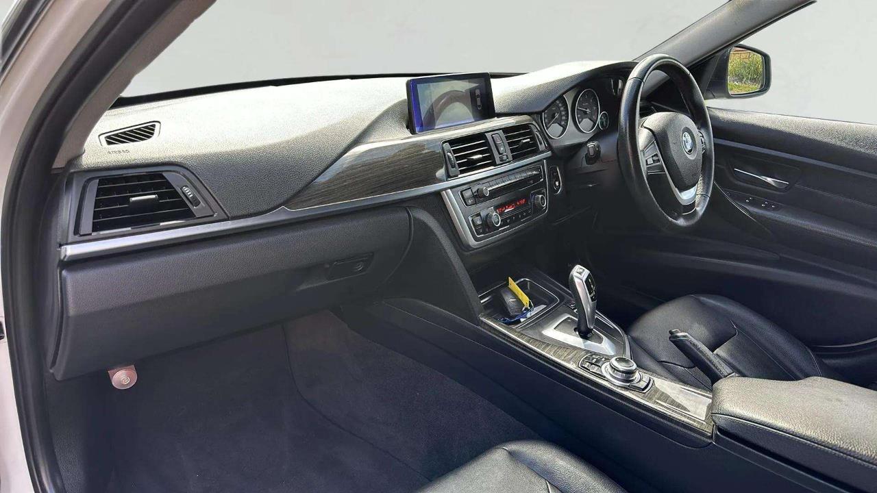 2013 BMW 320D Luxury Package Carousel 3