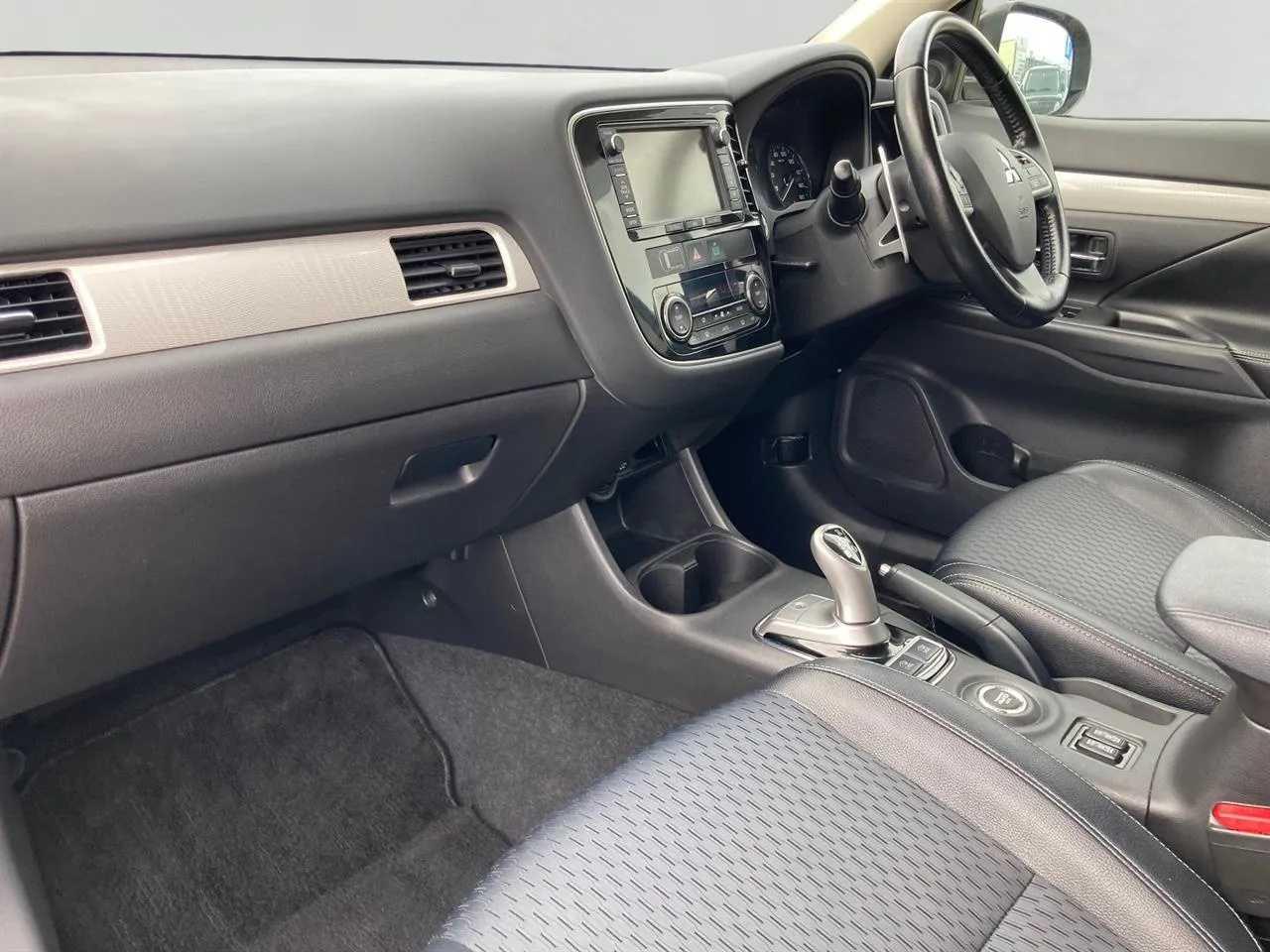 2013 Mitsubishi Outlander 2.0G 4WD PHEV Carousel 3