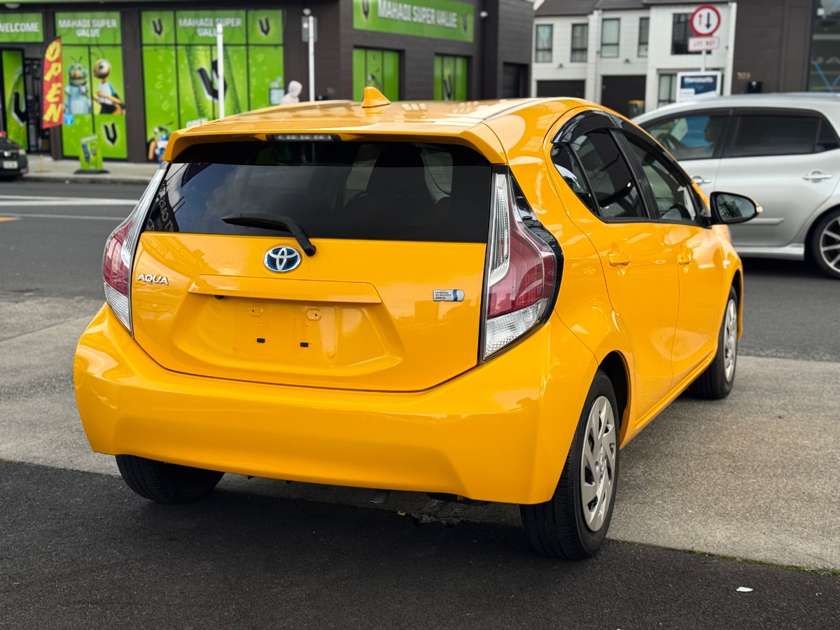 2015 Toyota Aqua Hybrid S Carousel 6