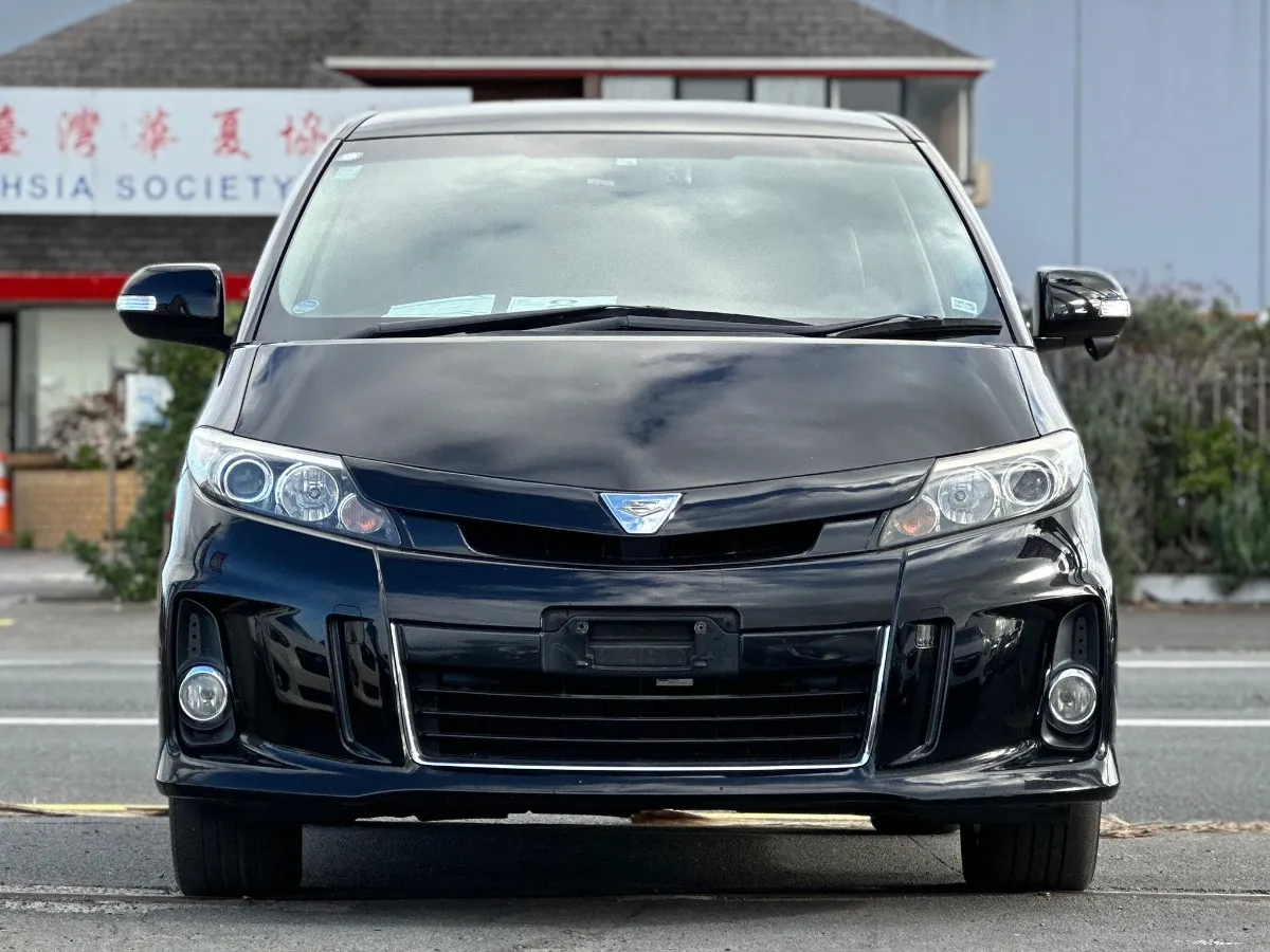 2016 Toyota Estima  Carousel 1