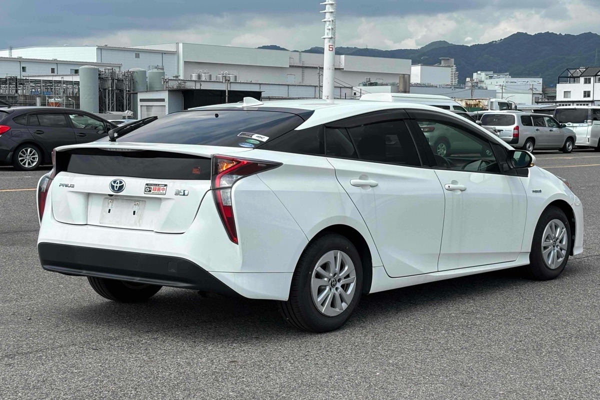 2017 Toyota Prius HYBRID S Carousel 5