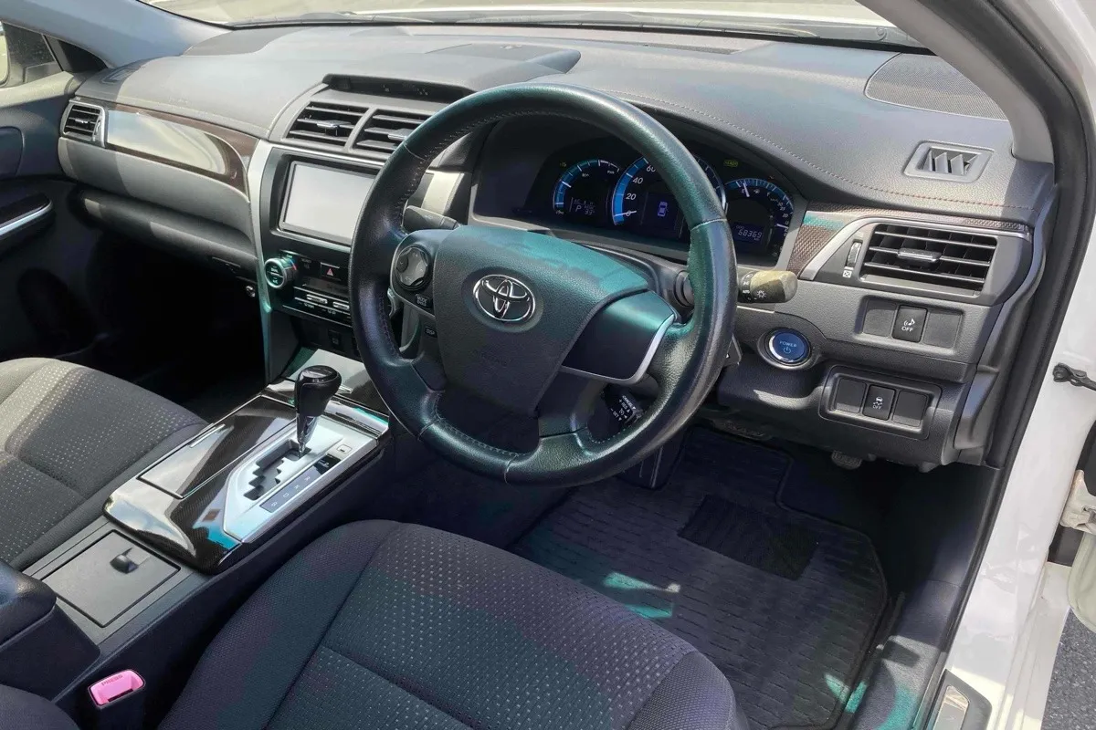 2013 Toyota Camry Hybrid G Package Carousel 7