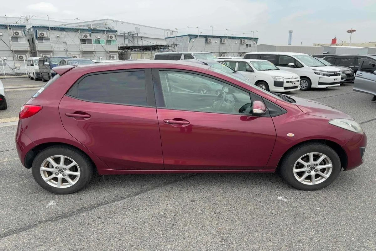 2013 Mazda Demio SKYACTIVE Carousel 6