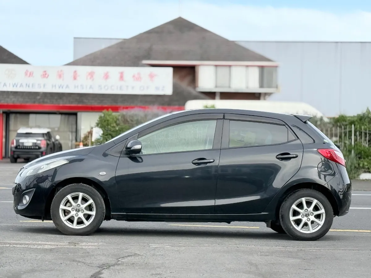 2014 Mazda Demio 13S SKYACTIVE Carousel 3