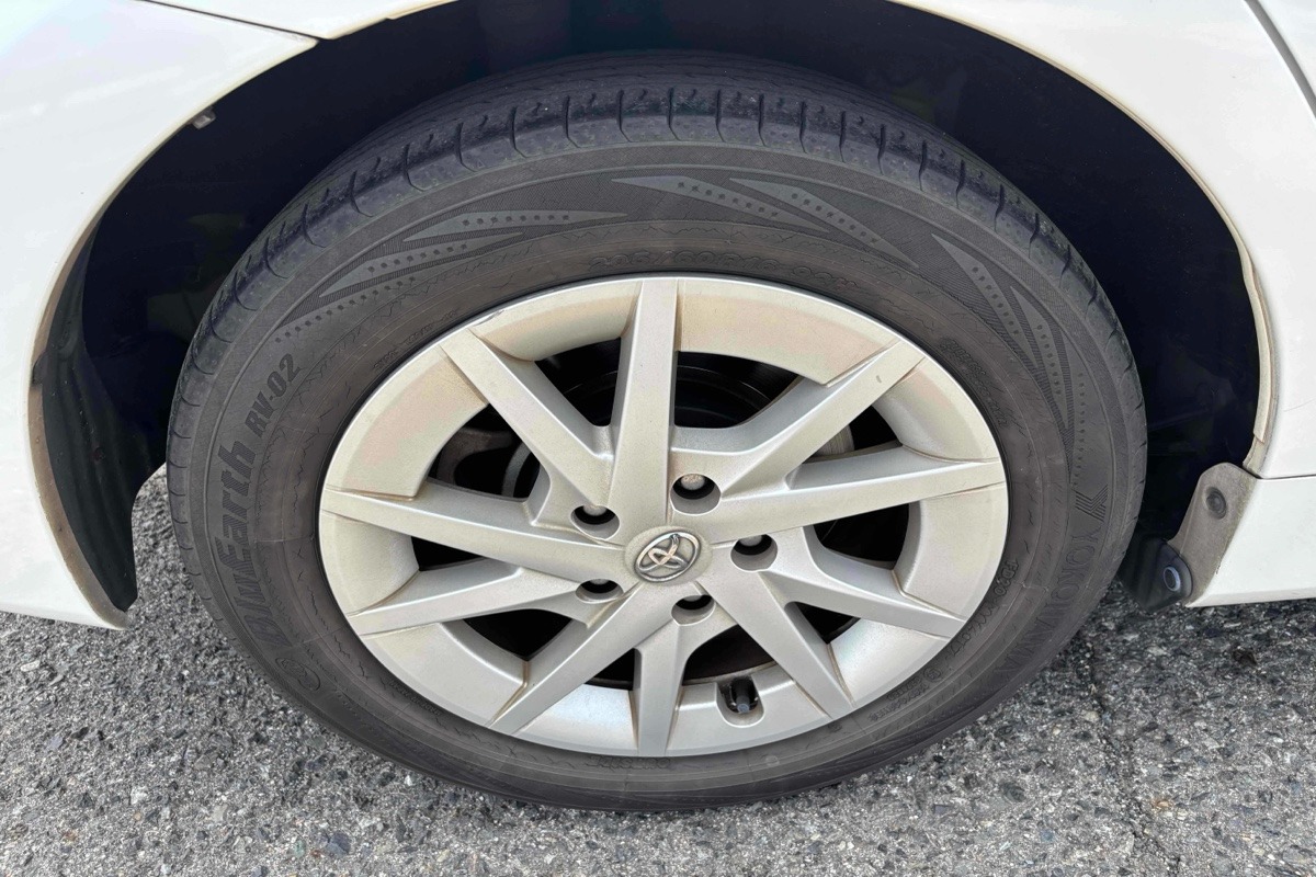 2012 Toyota Prius Alpha HYBRID 7-Seater Carousel 4