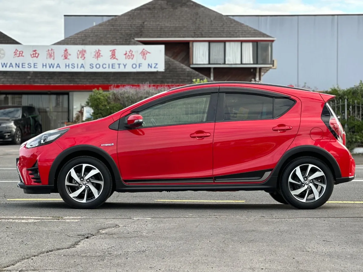 2017 Toyota Aqua CROSSOVER Hybrid *Leather* Carousel 3