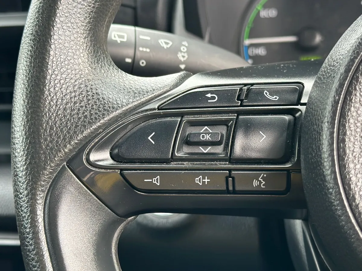2021 Toyota Yaris HYBRID X Carousel 8