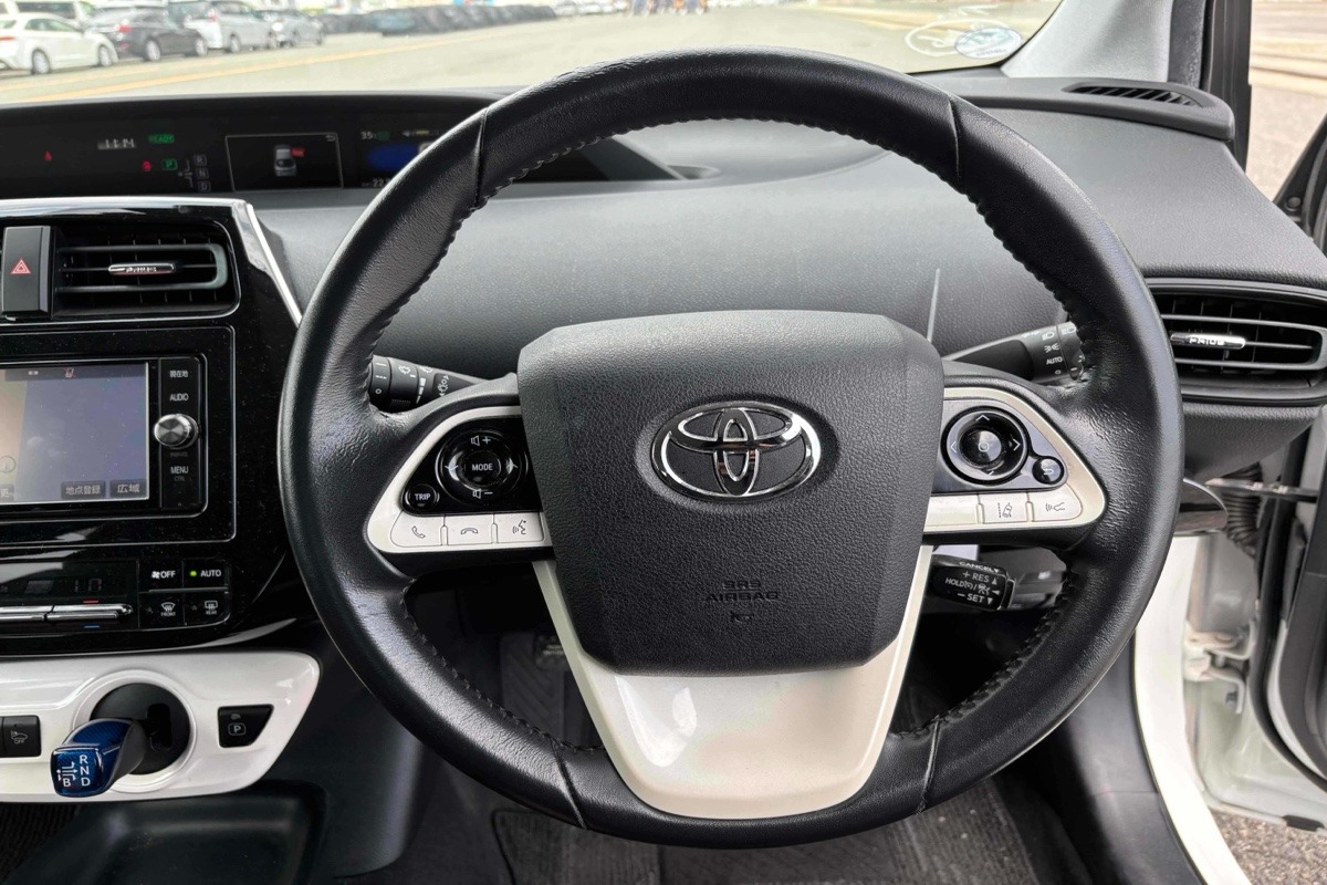 2017 Toyota Prius HYBRID S Carousel 1