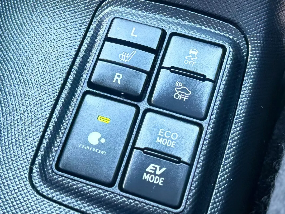 2017 Toyota Aqua CROSSOVER Hybrid *Leather* Carousel 8
