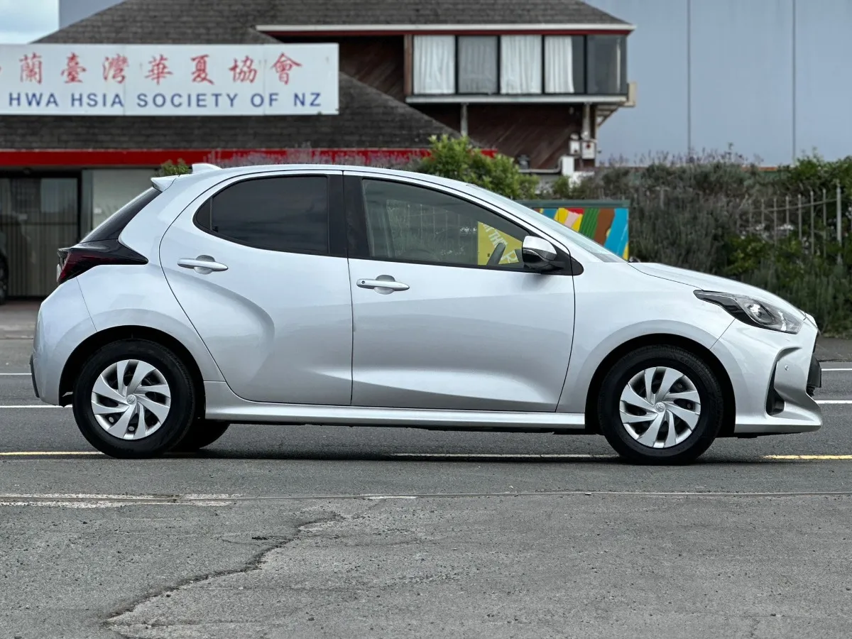 2021 Toyota Yaris HYBRID X Carousel 2