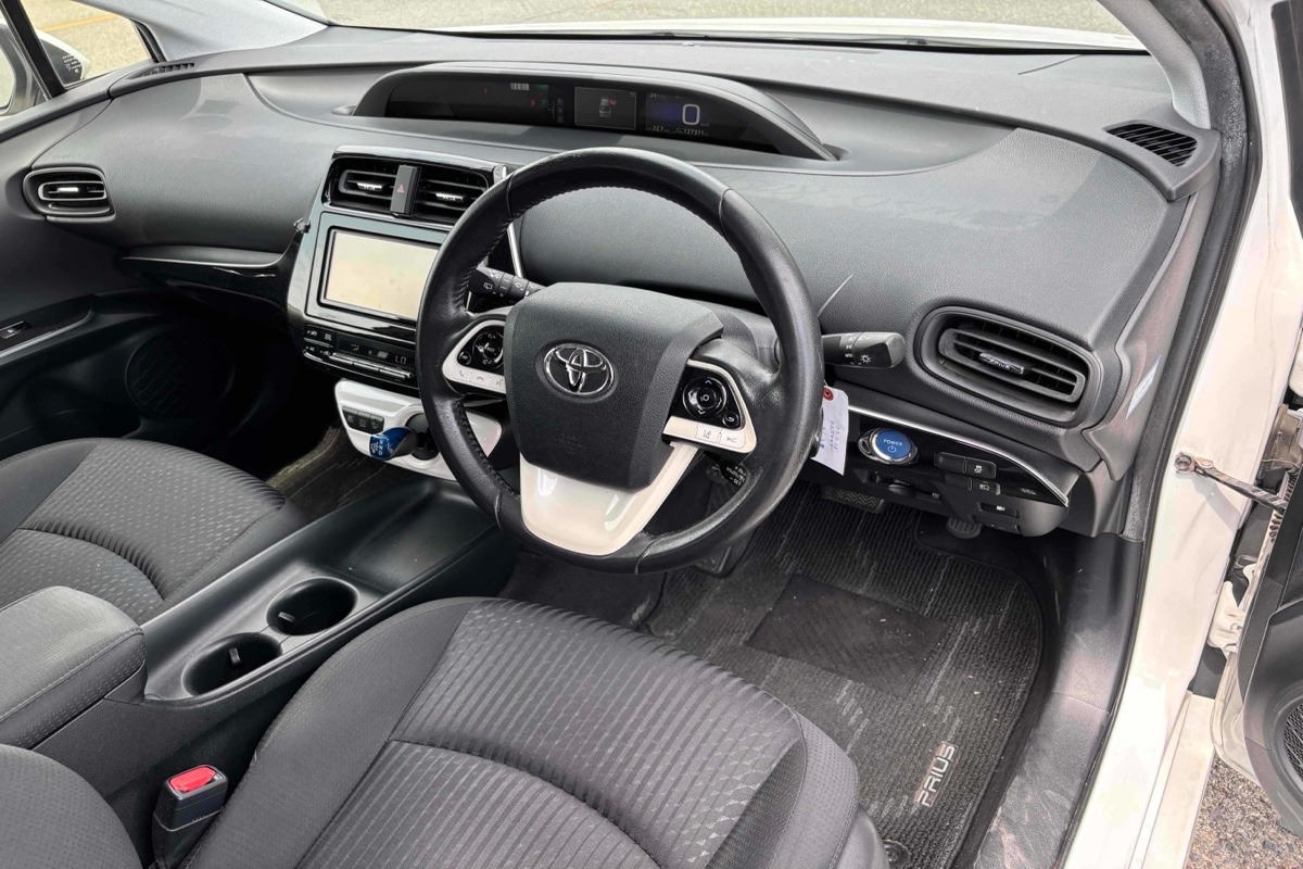 2017 Toyota Prius HYBRID S Carousel 3