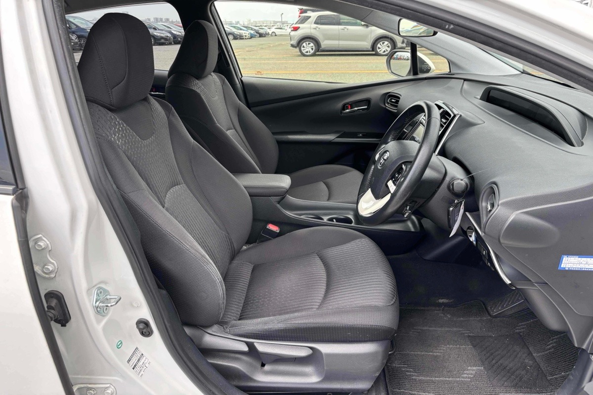 2017 Toyota Prius HYBRID S Carousel 8