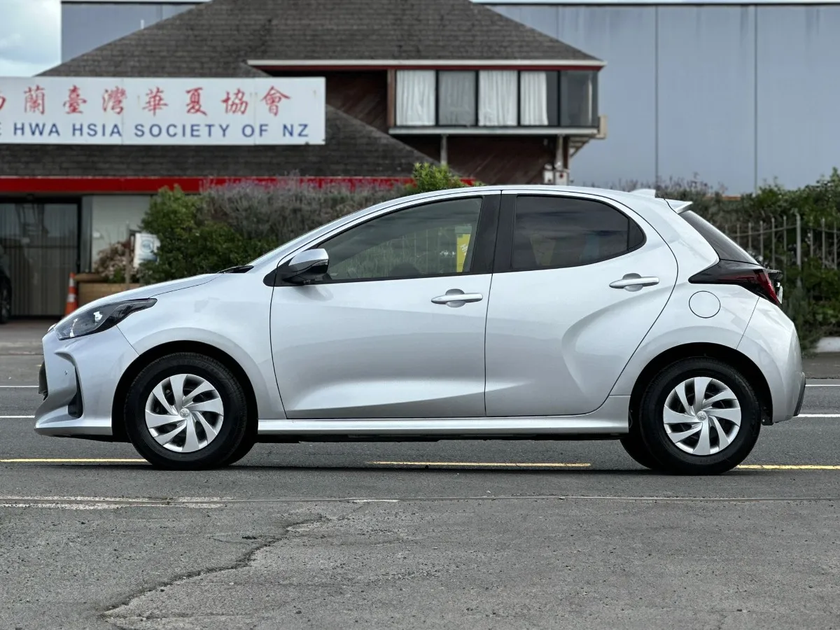 2021 Toyota Yaris HYBRID X Carousel 3