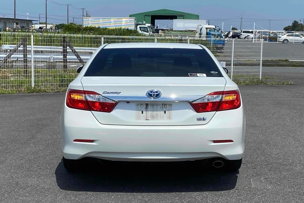 2013 Toyota Camry Hybrid G Package Carousel 3