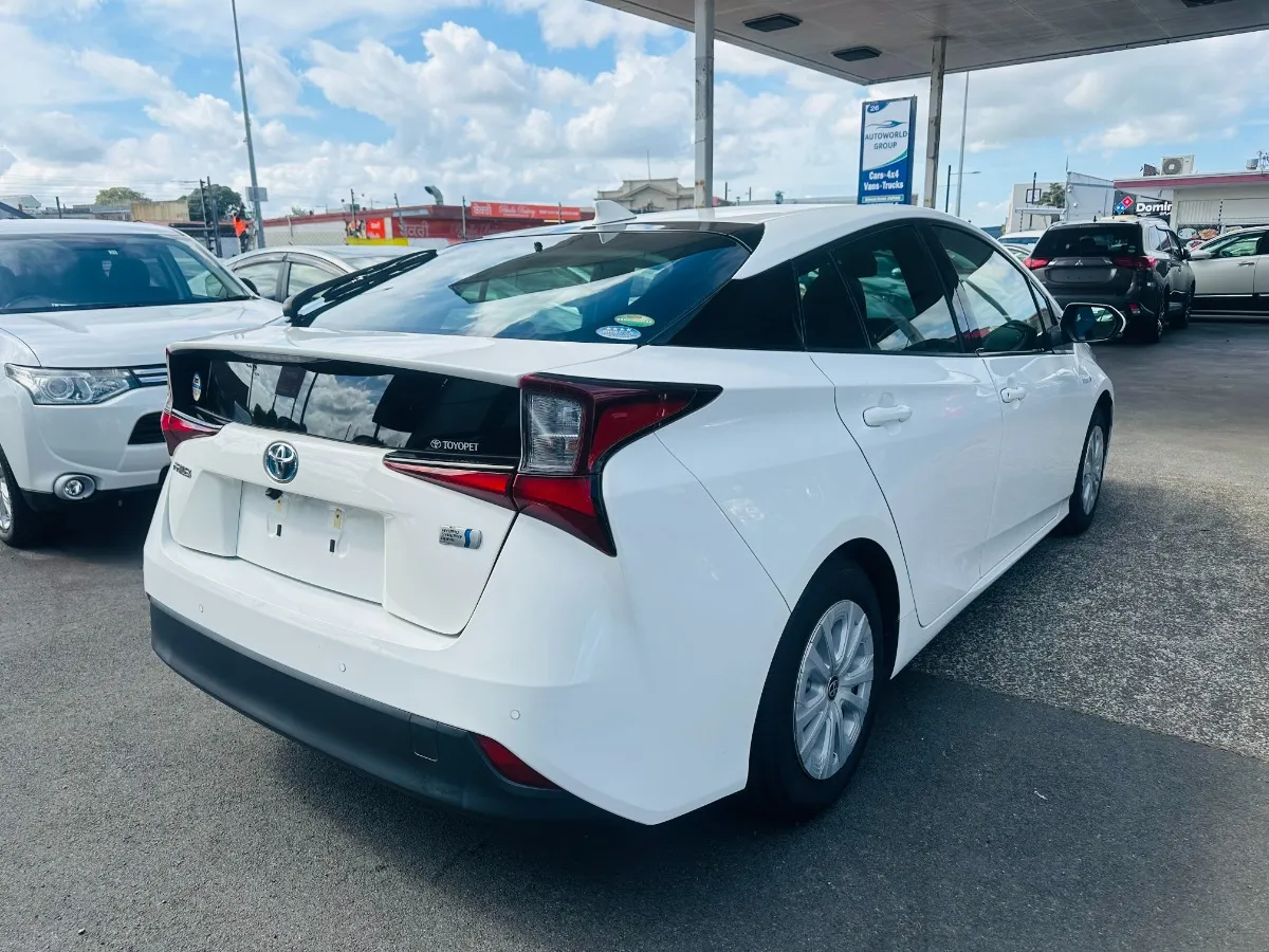 2019 Toyota Prius Carousel 3