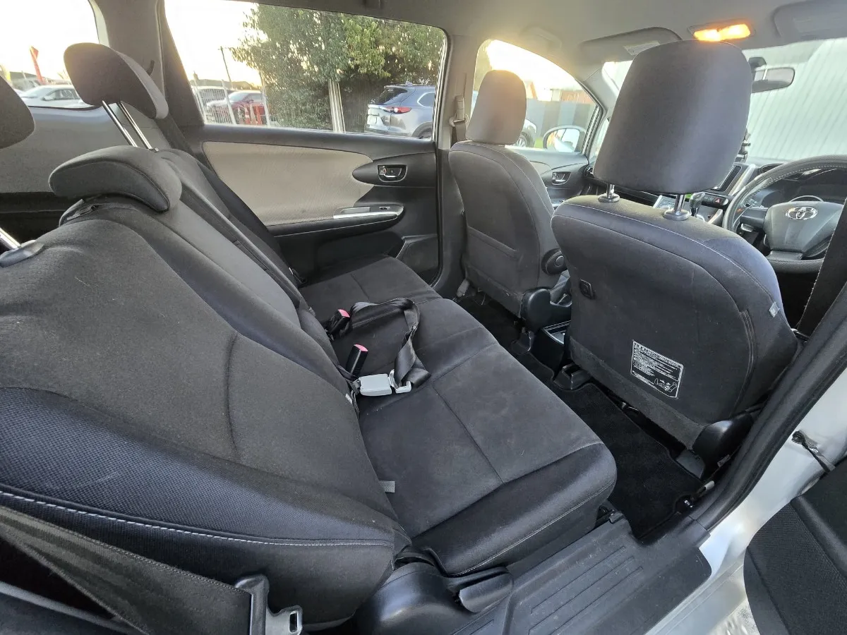 2009 Toyota Wish Carousel 9