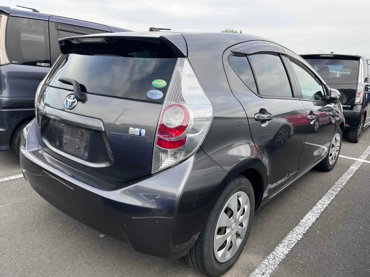 2013 Toyota Aqua Carousel 3